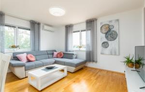 un soggiorno con divano e tavolo di Stunning Apartment In Valbandon With Wifi a Fažana
