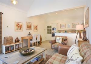 sala de estar con sofá y mesa en Bucklaw Cottage, en Alnwick