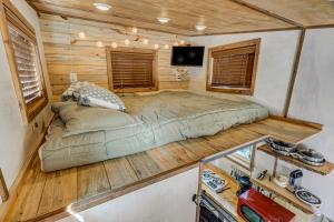 a bedroom in a tiny house with a bed at NEW Lovable Mountain Tiny Home near Cripple Creek in Cripple Creek