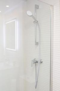 y baño con ducha y puerta de cristal. en Seascape Apartamento, en Finestrat