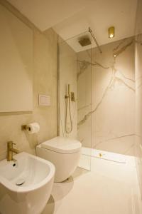 a bathroom with a toilet and a sink and a shower at The Venice Nest @ Ca' Del Duca in Venice