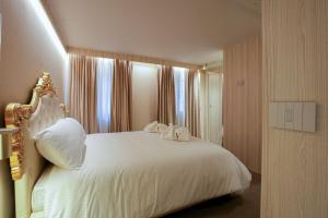 sypialnia z dużym białym łóżkiem z białymi poduszkami w obiekcie The Venice Nest @ Ca' Del Duca w Wenecji
