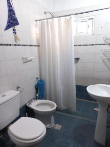 un baño con inodoro y lavabo en Árbol de Oro - Terrafirme, en Villa Yacanto 15 fotos más