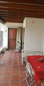 a room with a table with a red table cloth at Casa vero in San Antonio de Areco