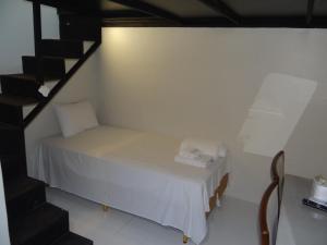 ZANI APART HOTEL 520i في بوتو فيلهو: غرفة صغيرة بها سرير ودرج