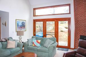 una sala de estar con 2 sofás y una ventana en South Down's Delight, en Laconia