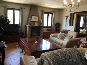 uma sala de estar com um sofá e uma mesa de centro em Luxury Spanish Country House close to Granada & Sierra Nevada em Ermita Nueva