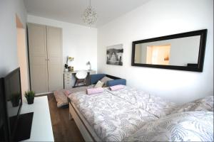 1 dormitorio con cama y espejo en la pared en Zamojska Residence Apartments en Lublin