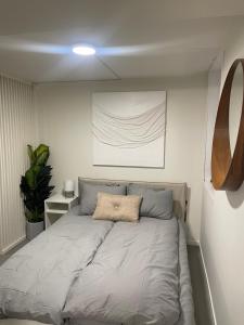 une chambre avec un lit dans une pièce dans l'établissement The Black Door., à Stavanger