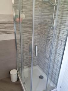 W łazience znajduje się prysznic ze szklanymi drzwiami. w obiekcie Agriturismo Casa Chiara w mieście Latina