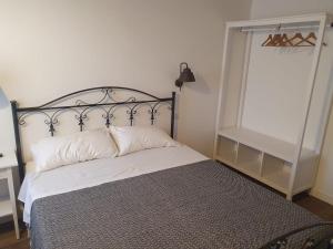 拉蒂納的住宿－Agriturismo Casa Chiara，一间卧室配有一张带金属床头板的床和窗户