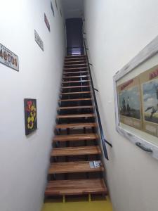 - un escalier dans une chambre avec un escalier dans l'établissement DEPARTAMENTO MONO AMBIENTE, à Reconquista