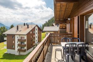 een balkon met een tafel en stoelen en uitzicht bij Alpengarten 7 in Bettmeralp