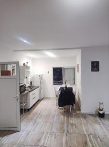 a kitchen and a dining room with a table in a room at DEPARTAMENTO MONO AMBIENTE in Reconquista