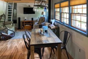 uma sala de jantar com uma mesa de madeira e cadeiras em Captivating Patrician Shores Cottage em Meredith