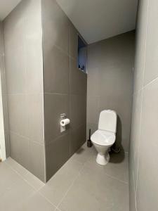 - une salle de bains avec des toilettes blanches dans une cabine dans l'établissement The Black Door., à Stavanger 14 autres photos