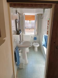 uma casa de banho com um lavatório e um WC em Casa Carolina A Bit different 