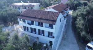 una vista aérea de una casa blanca en Villa Lucia, en Agios Georgios Pagon