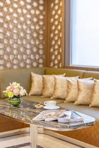 Golden Sands Suites في دبي: طاولة قهوة في غرفة معيشة مع أريكة