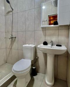 La salle de bains est pourvue de toilettes et d'un lavabo. dans l'établissement Iano, à Oni