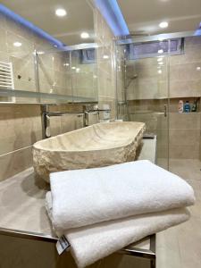 ein Badezimmer mit einem großen Marmorwaschbecken und einer Dusche in der Unterkunft Schöne, geräumige Souterrain mit Japangarten, kostenlos Parkplatz in Koblenz