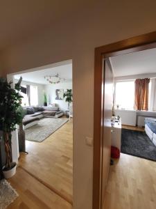 eine offene Tür zu einem Wohnzimmer mit einem Sofa in der Unterkunft Budapest - Duna part in Budapest