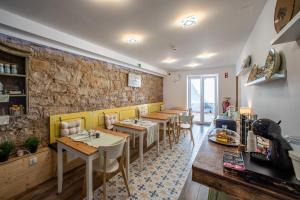 a restaurant with tables and chairs in a room at Graça Garden Torres Vedras in Torres Vedras