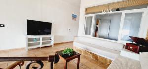 TV a/nebo společenská místnost v ubytování Apartamento Salema mar, relax y atardecer al norte de Gran Canaria