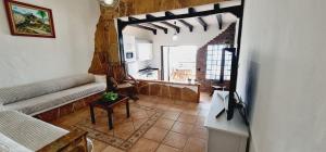 TV a/nebo společenská místnost v ubytování Apartamento Salema mar, relax y atardecer al norte de Gran Canaria