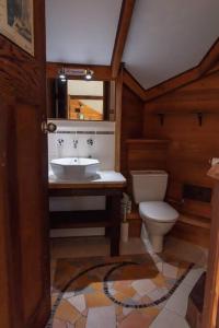 y baño con lavabo y aseo. en Pixies at Eco Bay, en Port Campbell