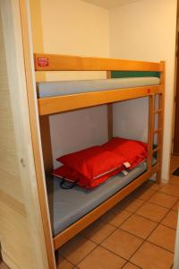 kilka łóżek piętrowych w pokoju w obiekcie Appartement au départ des remontées mécaniques - Briançon w mieście Briançon