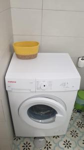 eine Waschmaschine mit einem Korb darüber in der Unterkunft Ocean View Apartment Poris in Poris de Abona