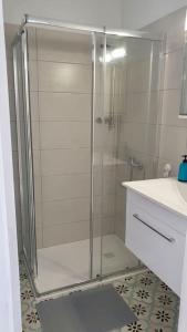 eine Dusche mit Glastür im Bad in der Unterkunft Ocean View Apartment Poris in Poris de Abona