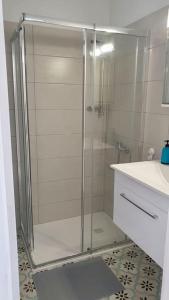 Ένα μπάνιο στο Ocean View Apartment Poris