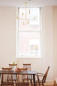 jadalnia ze stołem i krzesłami oraz oknem w obiekcie Massive 2 Bed flat+16 ft high ceiling+NR CURVE w mieście Leicester