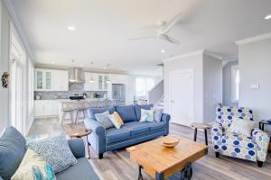 ein Wohnzimmer mit einem blauen Sofa und einem Tisch in der Unterkunft Sailfish Retreat in Surf City