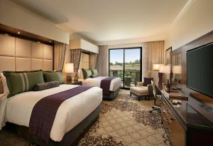 ナパにあるGrand Reserve at The Meritageのベッド2台、薄型テレビが備わるホテルルームです。