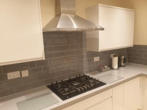 Dapur atau dapur kecil di London Luxury 3 bedroom 2 bathrooms flat 1 min to Redbridge Station FREE parking & WIFI