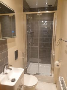 Bilik mandi di London Luxury 3 bedroom 2 bathrooms flat 1 min to Redbridge Station FREE parking & WIFI