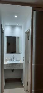un baño con lavabo y espejo en Gutem berg, en Mar del Plata