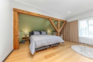 ein Schlafzimmer mit einem großen Bett und einer grünen Wand in der Unterkunft Kipperi Kodumajutus in Lihula