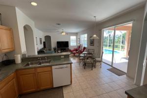 cocina y sala de estar con vistas a la piscina en Destination Beach Stroll en Fort Myers