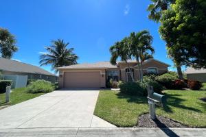 una casa con palmeras y un camino de entrada en Destination Beach Stroll en Fort Myers