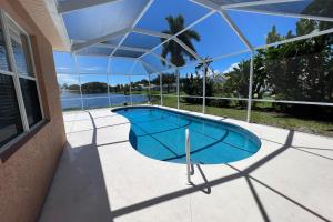 una piscina en medio de una casa en Destination Beach Stroll en Fort Myers
