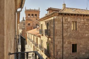 - un balcon offrant une vue sur la vieille ville dans l'établissement Estudios Bordadores by Valdesierra, à Salamanque