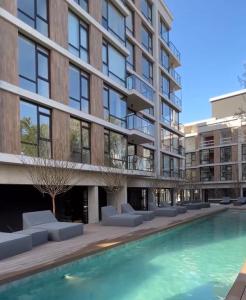 ein Schwimmbad vor einem Gebäude in der Unterkunft 304 San Lorenzo in Mar del Plata