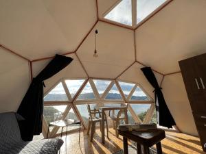 een kamer met een tafel en stoelen in een tent bij Glamping Vista Lago Guatavita in Guatavita