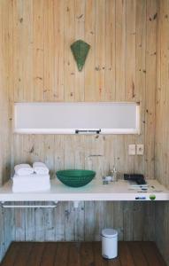 a bathroom with a counter with a green bowl on it at Remanso del Diablo in Punta Del Diablo