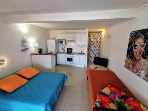 Kleines Zimmer mit einem Bett und einer Küche in der Unterkunft Résidence les Bougainvilliers Martinique in Sainte-Anne