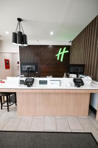 um escritório com uma recepção com dois telefones em Holiday Inn Cleveland-Mayfield, an IHG Hotel em Mayfield